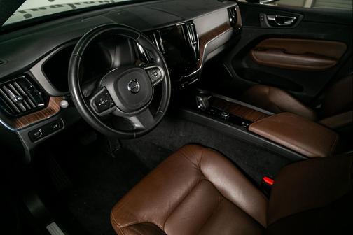 2022 Volvo XC60 B5 Momentum