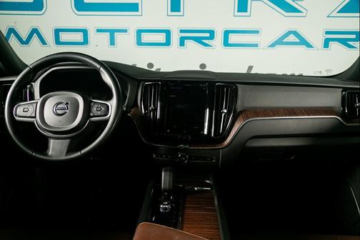 2022 Volvo XC60 B5 Momentum