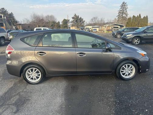 2016 Toyota Prius v Two
