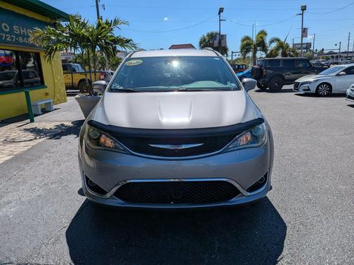Billet Silver Metallic Clearcoat 2017 Chrysler Pacifica Touring-L