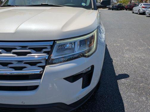 White Platinum Metallic Tri-Coat 2019 Ford Explorer XLT