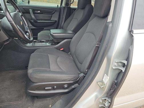 Silver Ice Metallic 2017 Chevrolet Traverse 2LT