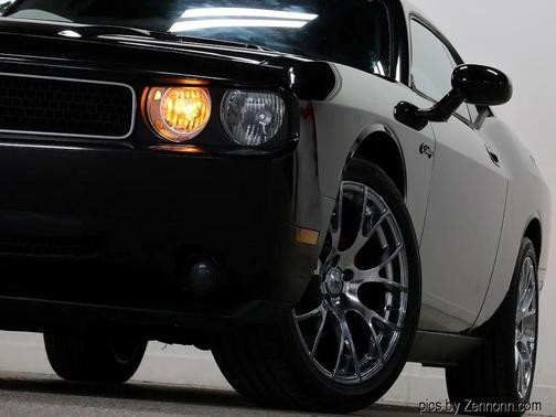 Brilliant Black Crystal Pearlcoat 2010 Dodge Challenger SE