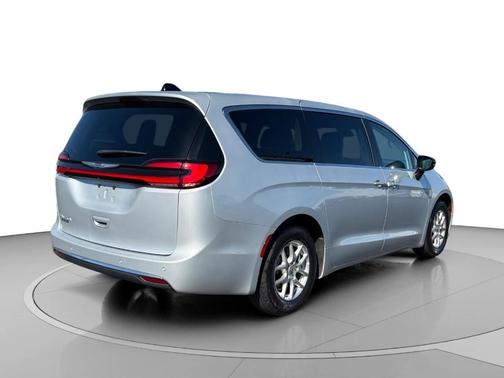 2024 Chrysler Pacifica Touring-L