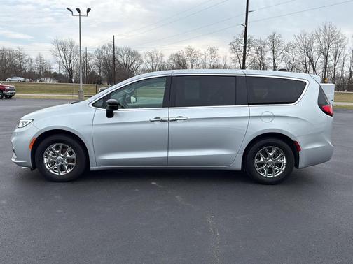 2024 Chrysler Pacifica Touring-L