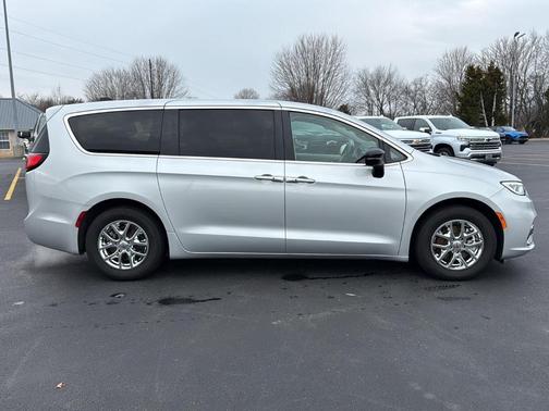 2024 Chrysler Pacifica Touring-L