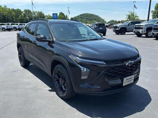 Mosaic Black Metallic 2026 Chevrolet Trax LT