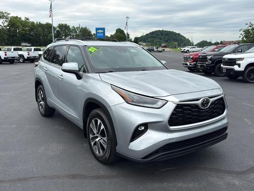 Celestial Silver Metallic 2021 Toyota Highlander XLE