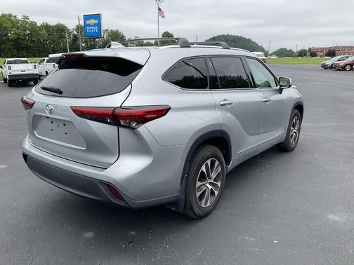 Celestial Silver Metallic 2021 Toyota Highlander XLE