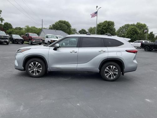 Celestial Silver Metallic 2021 Toyota Highlander XLE