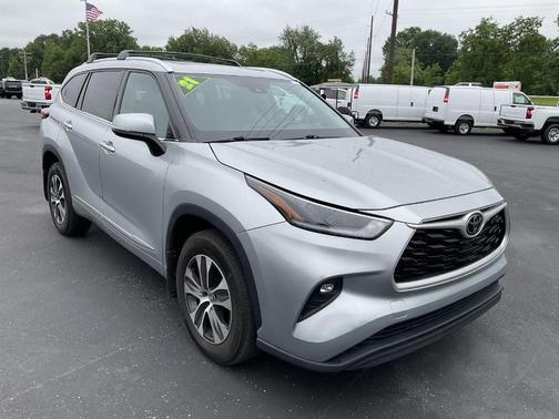 Celestial Silver Metallic 2021 Toyota Highlander XLE