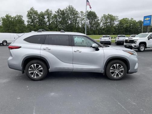 Celestial Silver Metallic 2021 Toyota Highlander XLE