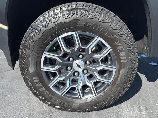 Sand Dune Metallic 2024 Chevrolet Colorado Trail Boss