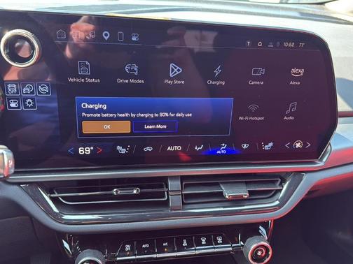 Iridescent Pearl Tricoat 2024 Chevrolet Equinox EV RS