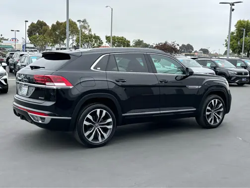 Deep Black Pearl 2022 Volkswagen Atlas Cross Sport 3.6L V6 SEL Premium R-Line