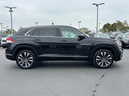 Deep Black Pearl 2022 Volkswagen Atlas Cross Sport 3.6L V6 SEL Premium R-Line