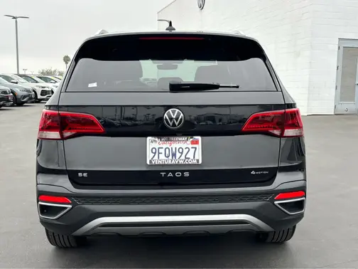Deep Black Pearl 2023 Volkswagen Taos SE