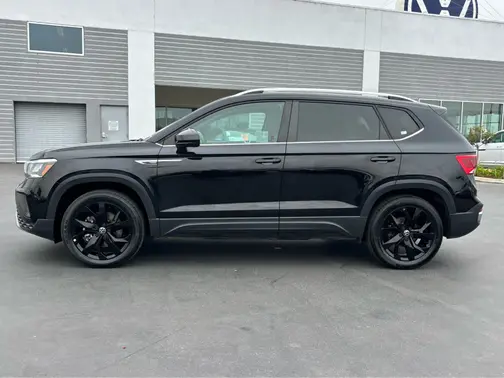 Deep Black Pearl 2023 Volkswagen Taos SE