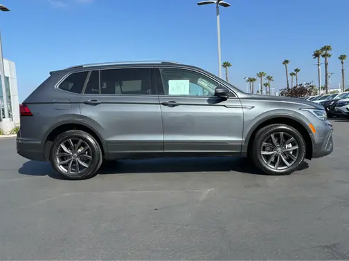 Platinum Gray Metallic 2023 Volkswagen Tiguan SE