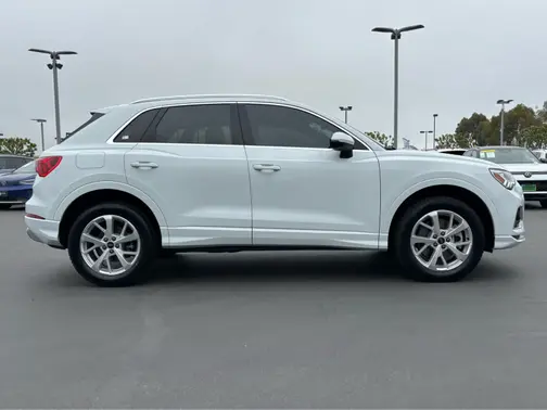 Glacier White Metallic 2023 Audi Q3 Premium