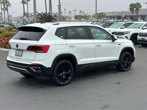 PURE WHITE 2022 Volkswagen Taos SE