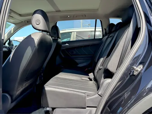 Deep Black Pearl 2022 Volkswagen Tiguan SE