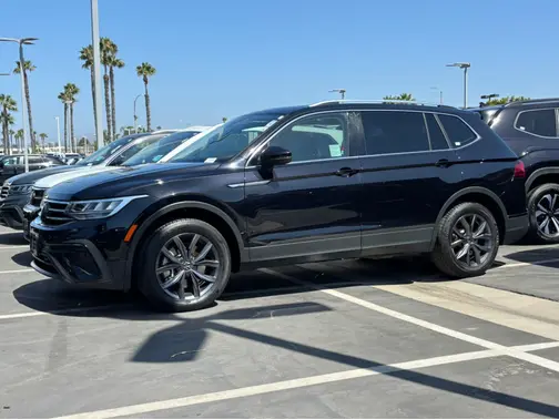 Deep Black Pearl 2022 Volkswagen Tiguan SE