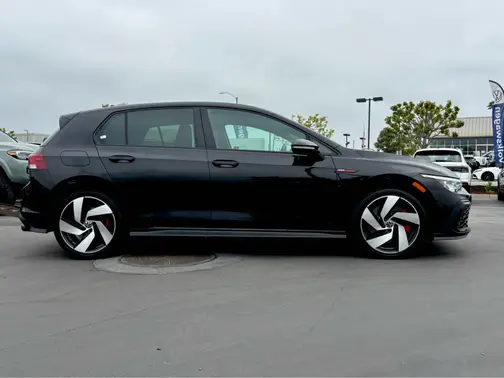 Deep Black Pearl 2022 Volkswagen Golf GTI SE