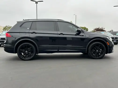 Deep Black Pearl 2022 Volkswagen Tiguan SE R-Line Black
