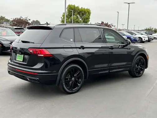 Deep Black Pearl 2022 Volkswagen Tiguan SE R-Line Black