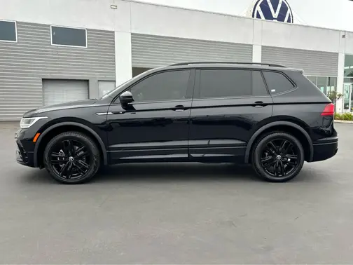 Deep Black Pearl 2022 Volkswagen Tiguan SE R-Line Black