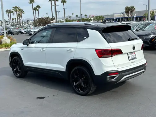 Pure White w/ Black Roof 2023 Volkswagen Taos SE