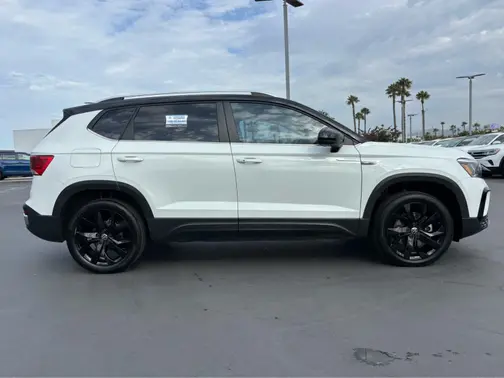 Pure White w/ Black Roof 2023 Volkswagen Taos SE