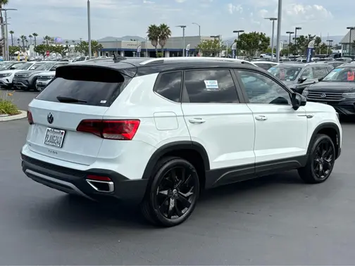 Pure White w/ Black Roof 2023 Volkswagen Taos SE