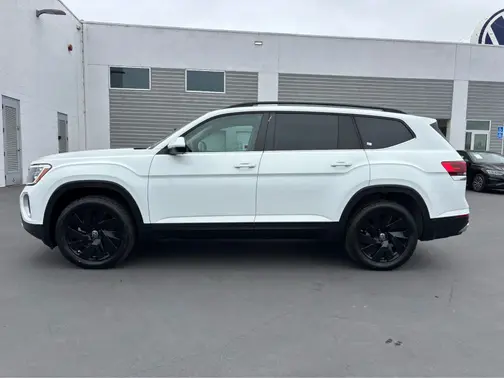 Pure White 2024 Volkswagen Atlas 2.0T SE w/Technology