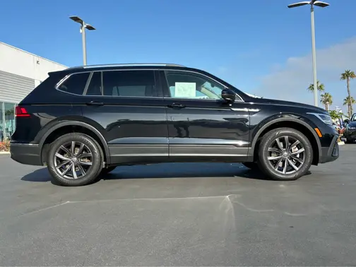 Deep Black Pearl 2023 Volkswagen Tiguan SE