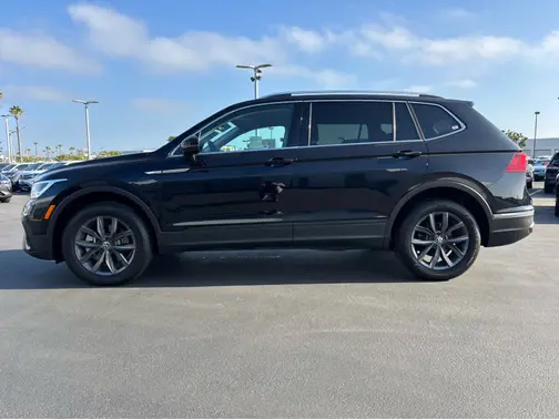 Deep Black Pearl 2023 Volkswagen Tiguan SE