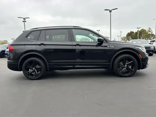 Deep Black Pearl 2023 Volkswagen Tiguan SE R-Line Black
