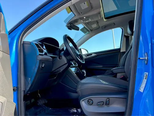 Cornflower Blue w/Deep Black Roof 2025 Volkswagen Taos SE Black