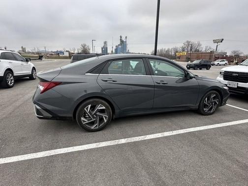 2025 Hyundai ELANTRA Limited