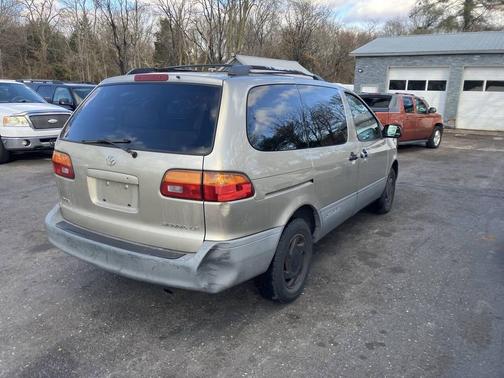 2000 Toyota Sienna LE