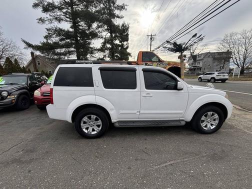 2006 Nissan Pathfinder LE
