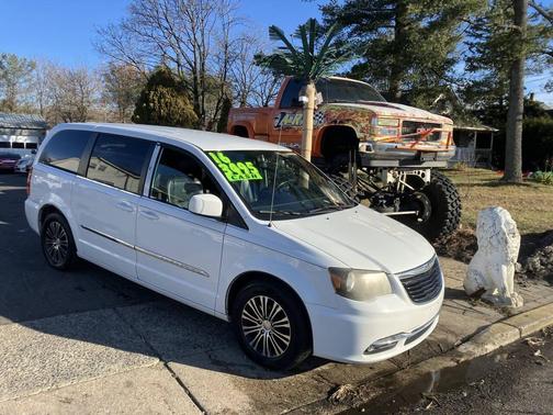 2014 Chrysler Town & Country S