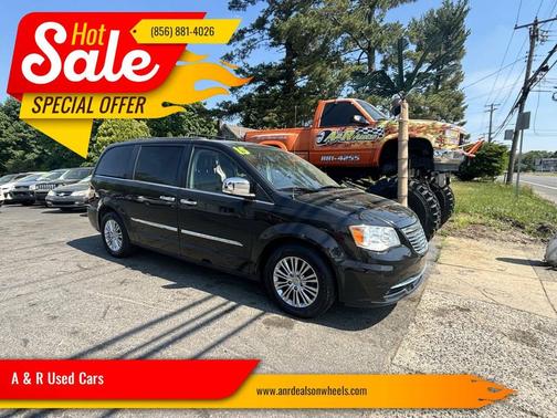 Brilliant Black Crystal Pearlcoat 2015 Chrysler Town & Country Touring-L
