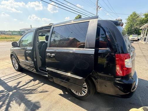 Brilliant Black Crystal Pearlcoat 2015 Chrysler Town & Country Touring-L