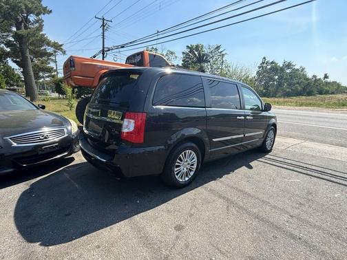 Brilliant Black Crystal Pearlcoat 2015 Chrysler Town & Country Touring-L