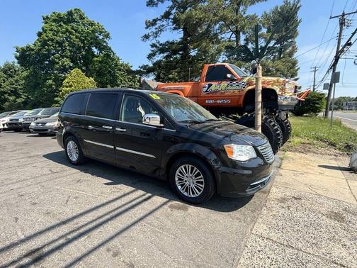 Brilliant Black Crystal Pearlcoat 2015 Chrysler Town & Country Touring-L