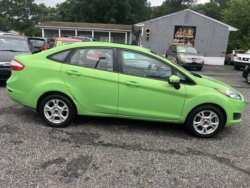 Green Envy Metallic Tricoat 2014 Ford Fiesta SE