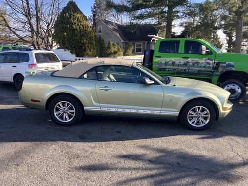 2005 Ford Mustang Deluxe