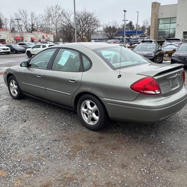 2004 Ford Taurus SE